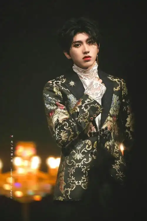 奔跑吧泰国路透##蔡徐坤侧腰飘带好长