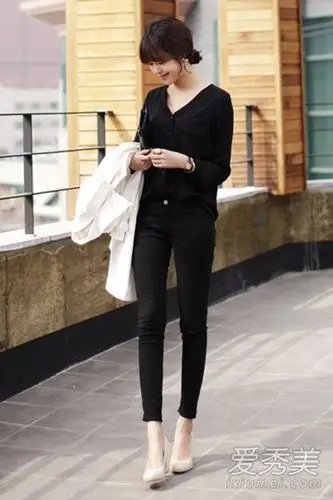 黑色衬衫配黑色小脚裤,显瘦又显气质,配一双白色高跟鞋效果更好,也