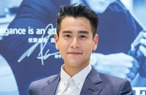 彭于晏的发际线也开始上移机场现身造型依旧帅气