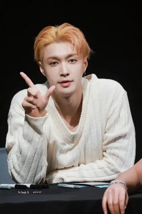 张艺兴新歌签售会#张艺兴新歌签售会状态好好这和exo时期的lay有什么