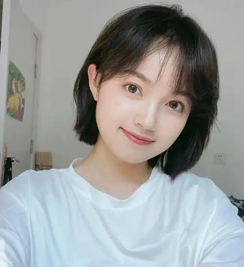 女生圆脸适合什么短发(4款显脸小又可爱短发)