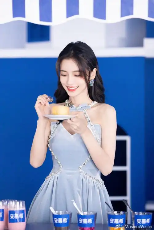 angelababy身穿#masion wester#2021春夏轻礼服系列蓝色蝴蝶结碎钻挂