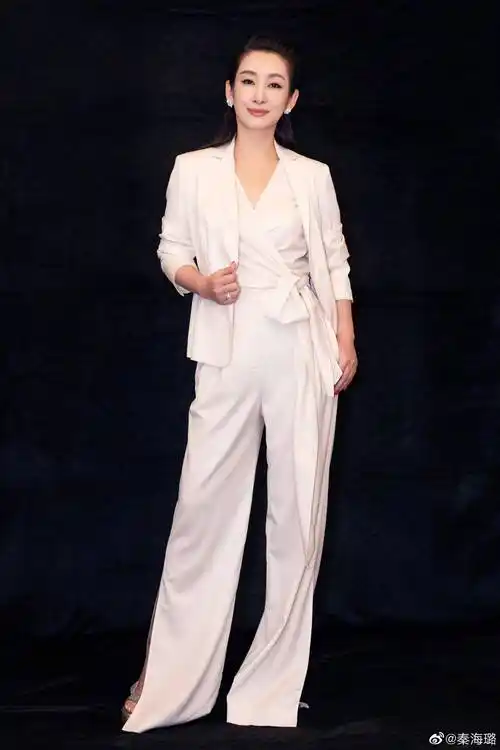 41岁秦海璐时尚优雅,黑抹身材抹茶绿裙驼色西装,职场穿搭标配_裙子