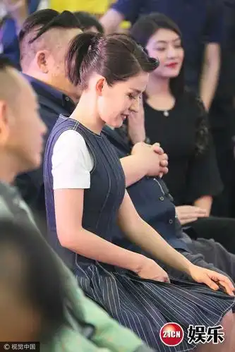 真女神!热依扎展完美侧颜 笑容甜美气质佳