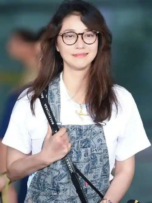 52岁天后周海媚素颜现身街头,戴眼镜秒表清新学生,文艺范儿十足