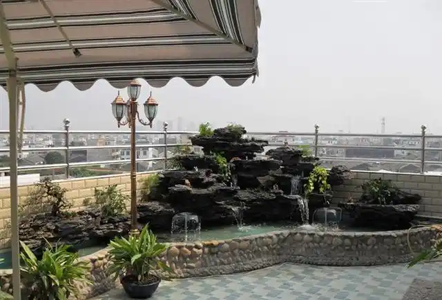 家里的阳台建个这样的假山鱼池,品味一下子就上去了
