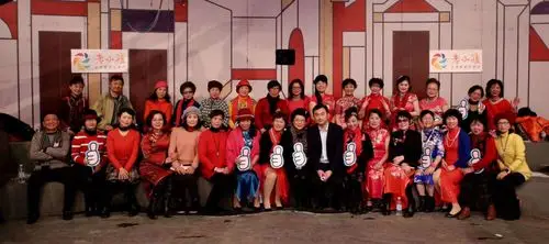 上海电视台与名主持人黄浩拍集体照令人兴奋哟