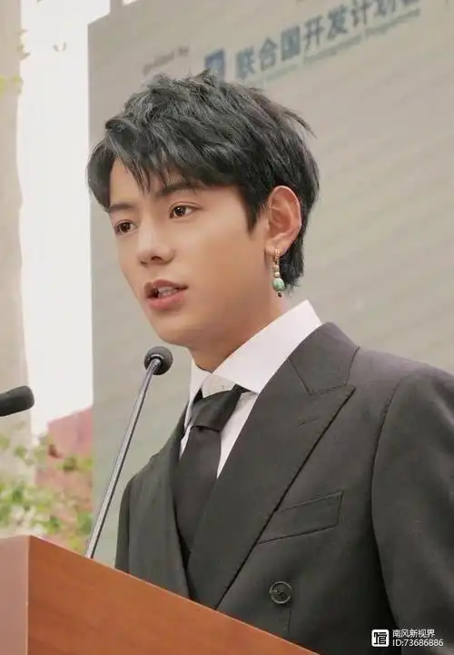 这个曾经害羞纯真的川藏男孩丁真身上,镜头下身穿西装的丁真落落大方