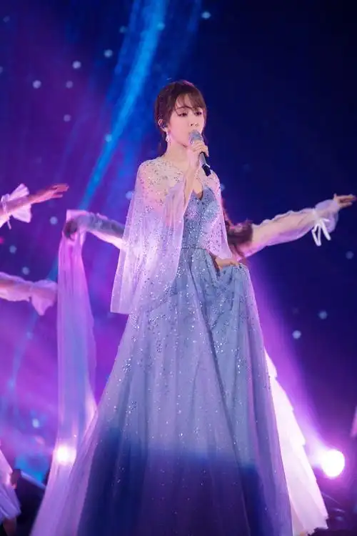 杨紫终于长大了,穿蓝色纱裙秀事业线,美得像个小仙女