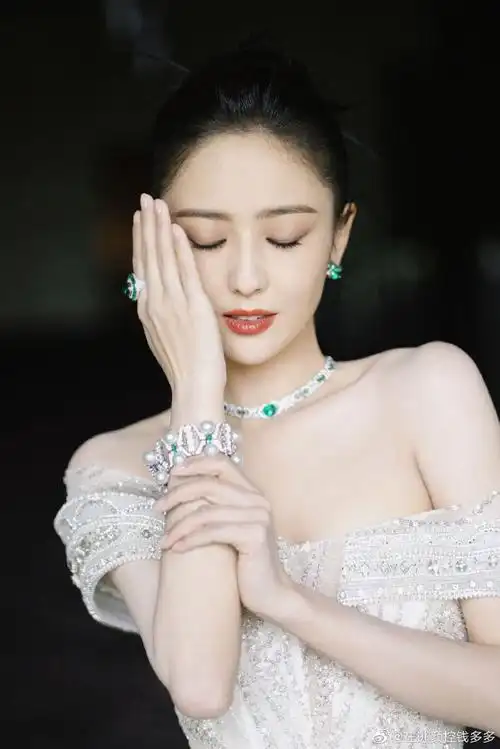 佟丽娅宝格丽造型杀疯了