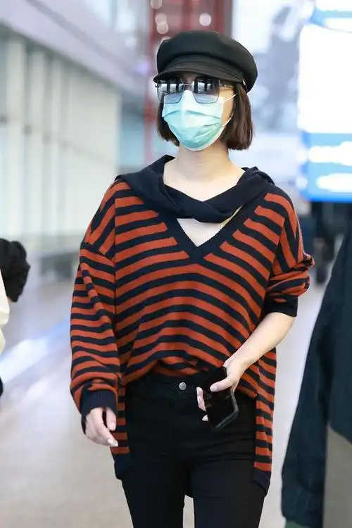 王珞丹街拍:红黑条纹针织衫铅笔裤 黑色报童帽复古百搭