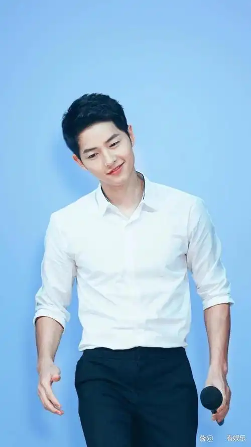 宋仲基帅照曝光,穿搭随性休闲,引发网友热议与关注