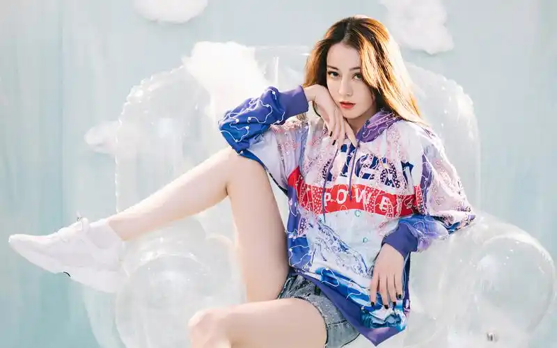 迪丽热巴甜美写真桌面壁纸