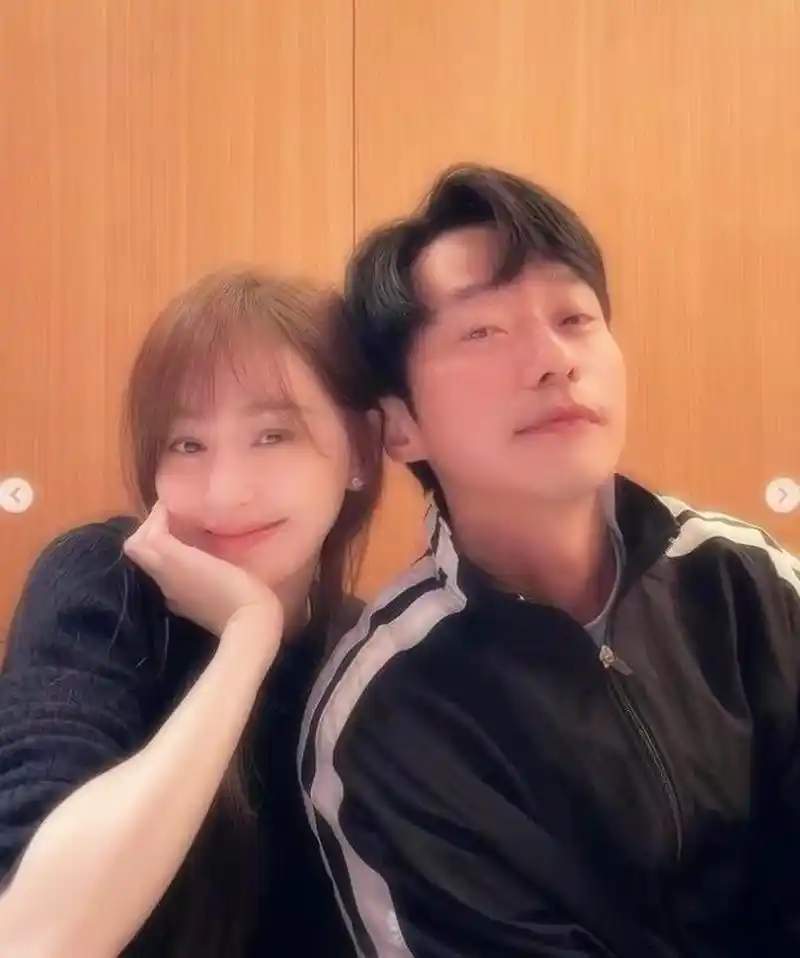 真的是梦回《微笑pasta》 王心凌晒出与张栋梁的合影并写道:微笑什么