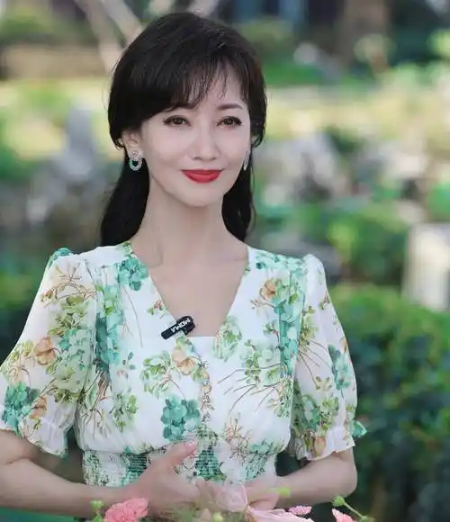 原创70岁的赵雅芝还穿短裤有人讽刺有人赞同中老年女星处境尴尬