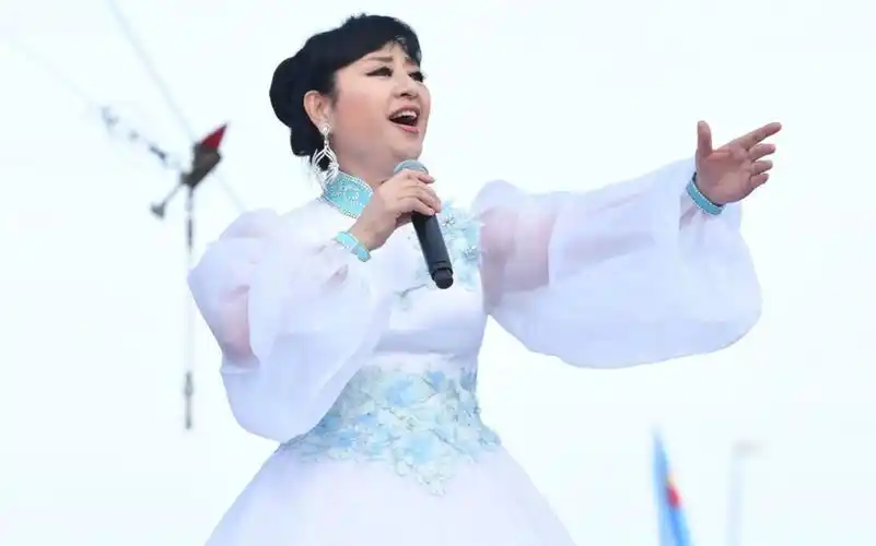 [中国文艺]歌曲《共筑中国梦》 戴玉强 殷秀梅