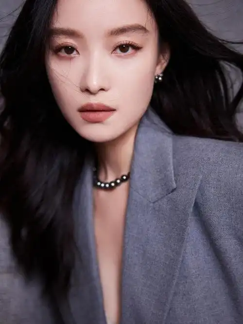 倪妮西装职业装,散发出时尚与自信的职场魅力!