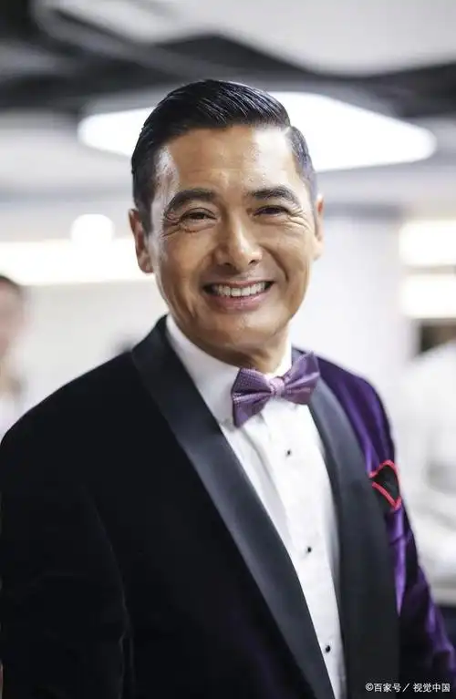 周润发,一位备受华语影坛尊敬的巨星,银幕生涯漫长,演绎了众多经典之