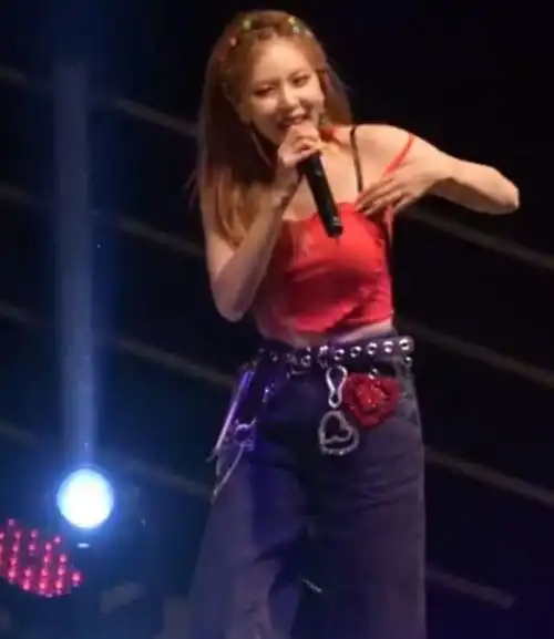 蝴蝶结散开事件之后,金泫雅衣服带子又断了__财经头条