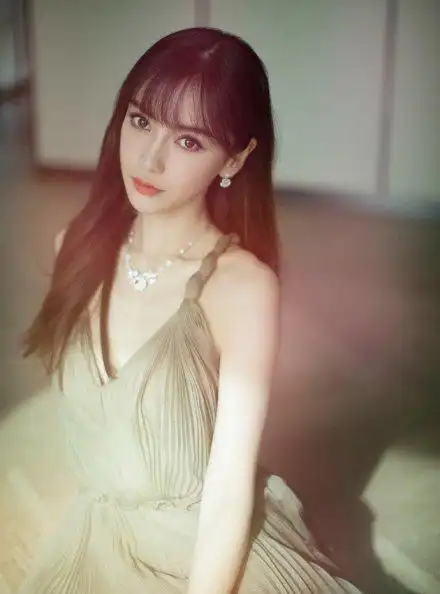 angelababy 空气刘海虽说不是新发型了,但是偶尔尝试下也是不错的选择