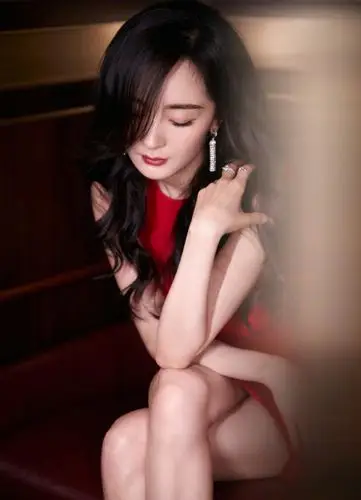 杨幂垂眸撩发尽显妩媚一面,肤若凝脂红唇撩人,如此绝美的大幂幂,真叫