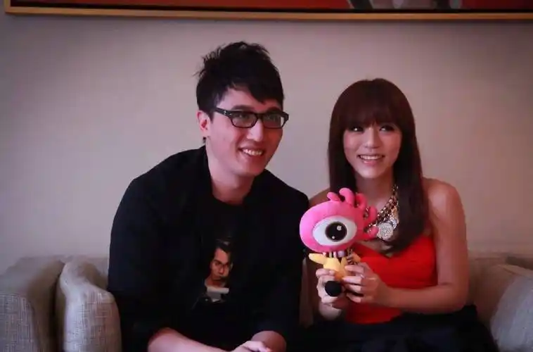 不过节目开播伊始,主持人华少就遭遇了金星的毒舌.