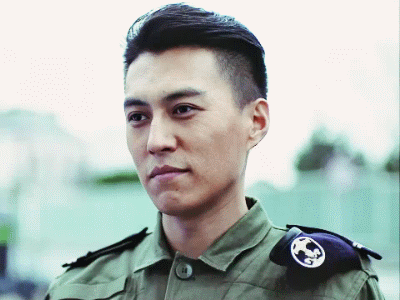 靳东在《温州一家人》里的各种军装照,这么帅真的会没朋友的