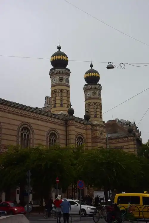 因此世界各地的犹太教堂建筑各式各样,受到当地的文化和其他宗教影响