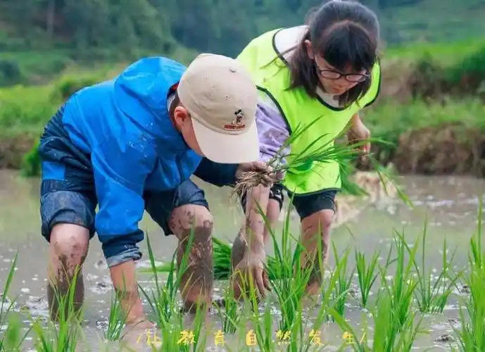 裤腿另请自带一套干净衣服(以防万一)若要穿雨靴下田可自带请自备拖鞋