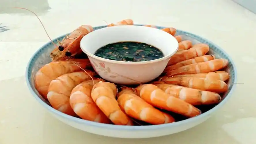 的吃法有许多种,清蒸基围虾能够很好的保留它本身的营养物质和滋味