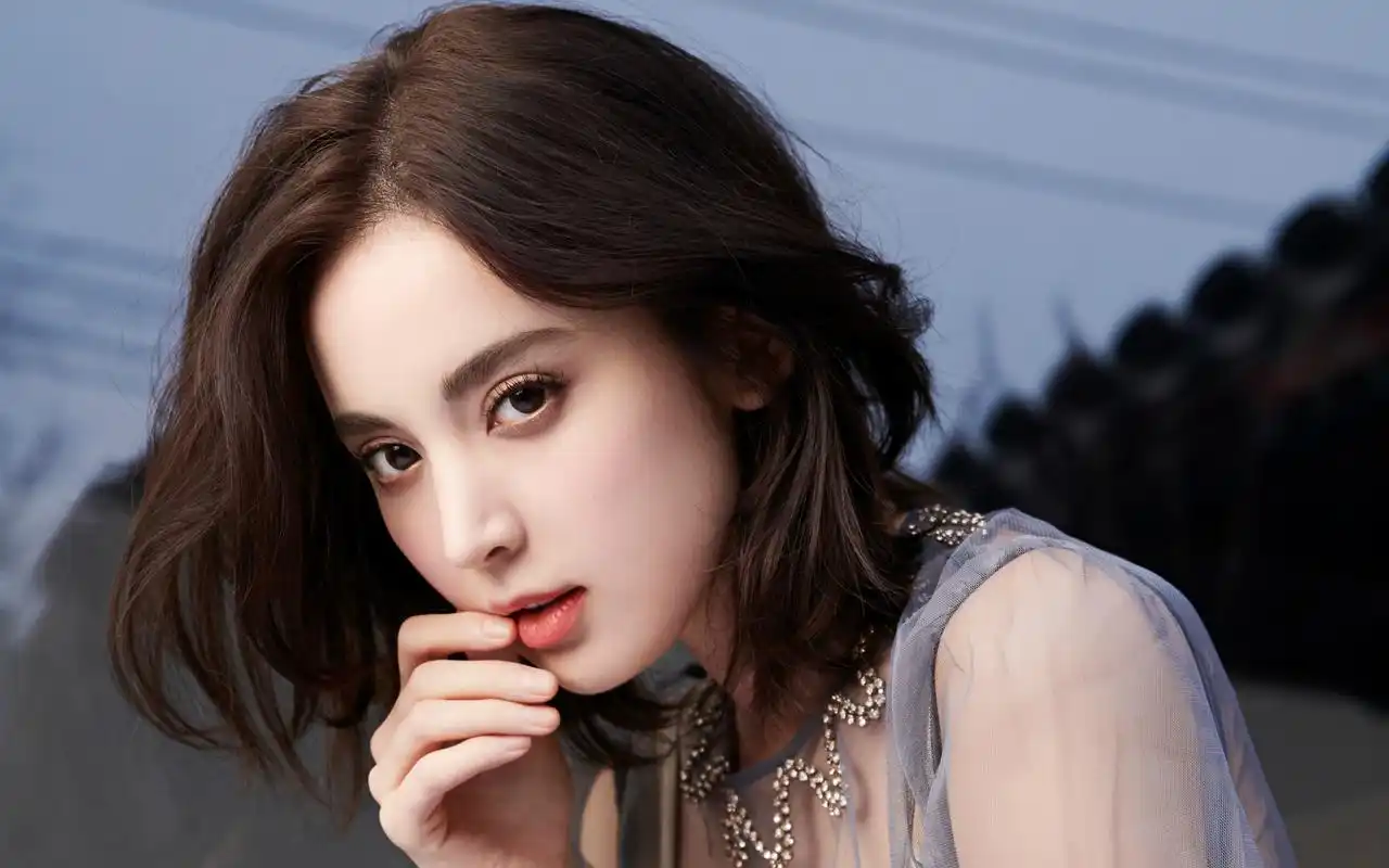 古力娜扎杂志写真高清桌面壁纸