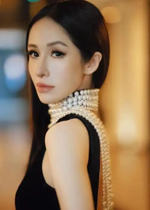 萧亚轩:17岁已是"人间尤物",20年换17任,如今事业焕发第二春