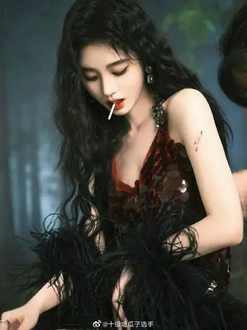 鞠婧祎吸血鬼造型