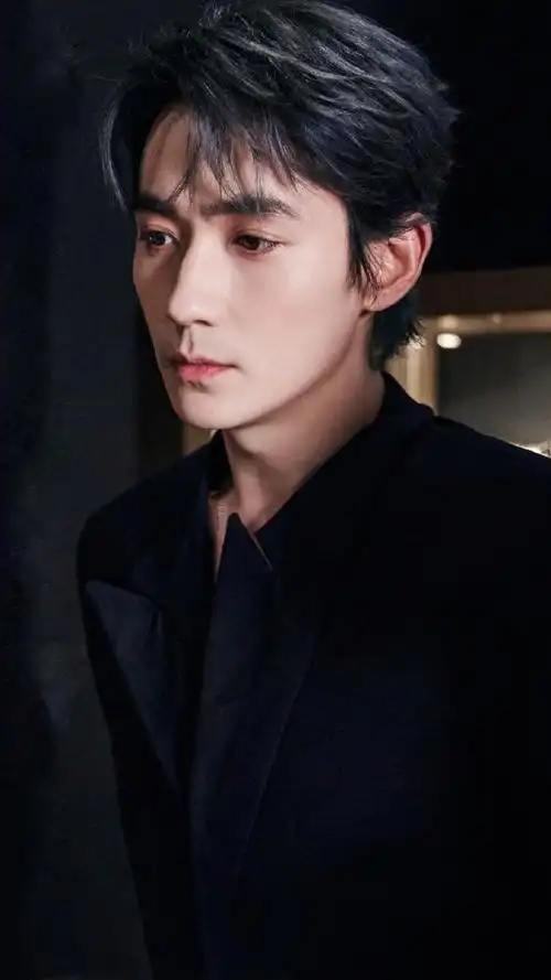 朱一龙侧颜剪影