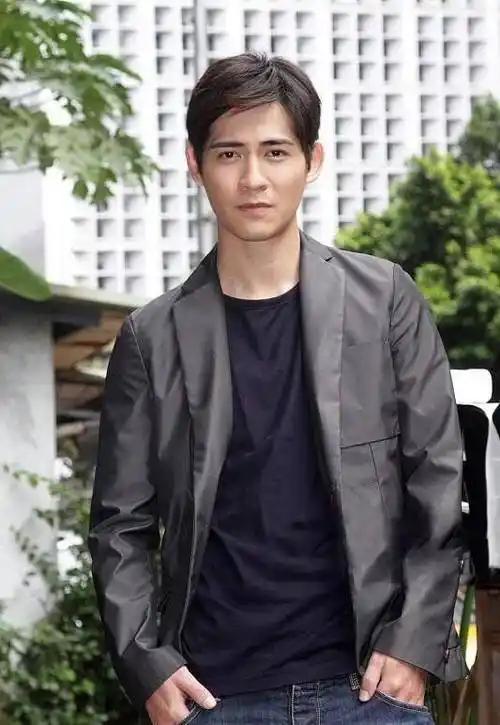 周渝民,因《流星花园》而成名,他与妻子喻虹渊,低调地幸福着