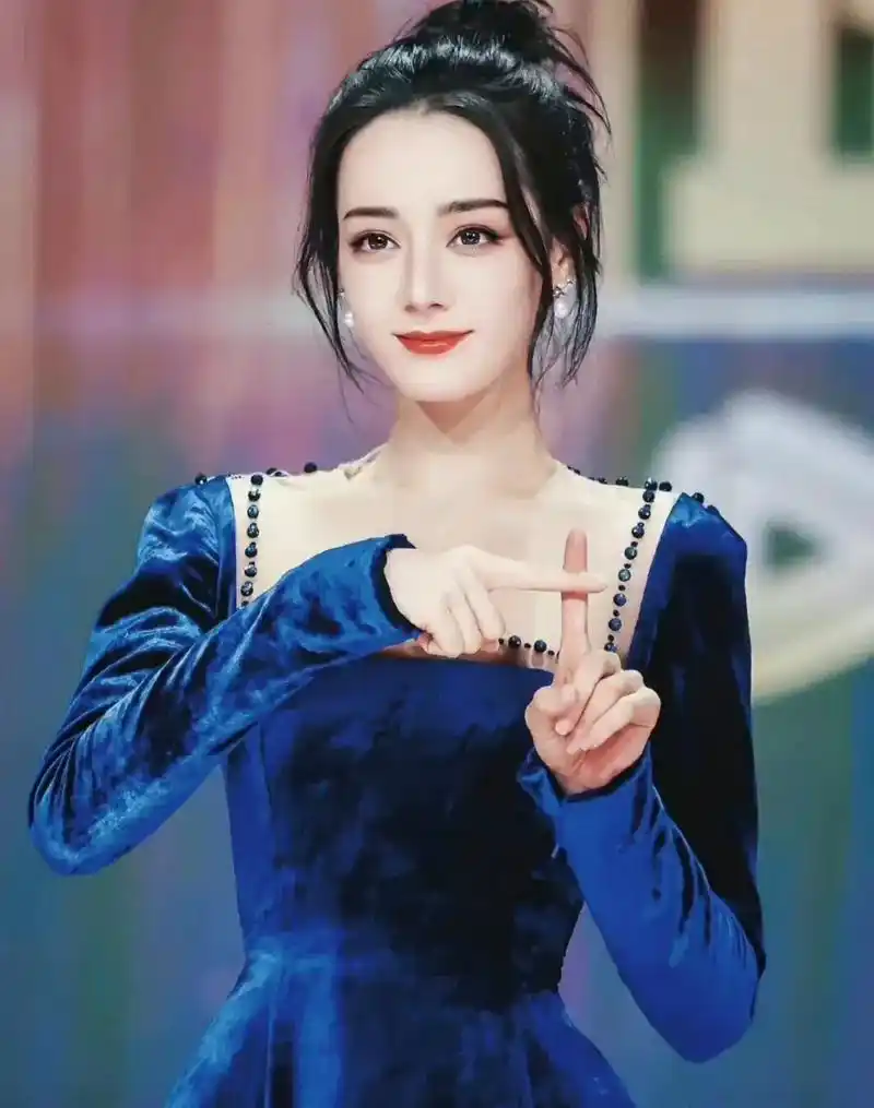 近日迪丽热巴身穿蓝色丝绒长裙,真的太高贵优雅,梳着高发髻丸子头