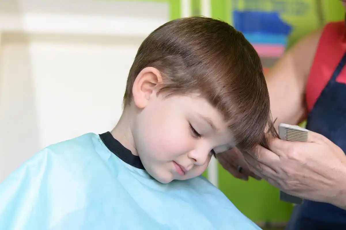 近日青岛一位母亲因不满孩子理发费用高昂,与发型师发生争执并拒付