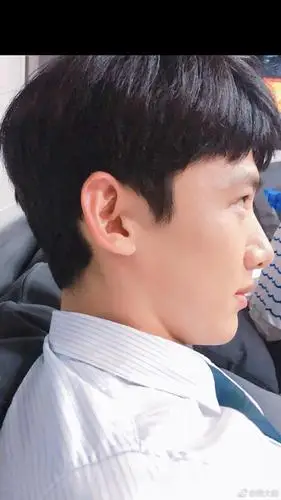 魏大勋准时为白敬亭庆生互晒搞怪照留言笑翻网友