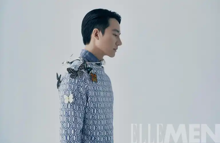 黄轩最新封面大片曝光蝴蝶点缀西装尽显时尚格调