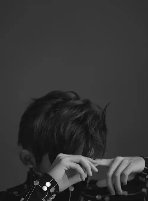 易烊千玺最新广告大片拍摄花絮… 车窗里面的少年,故事感十足!