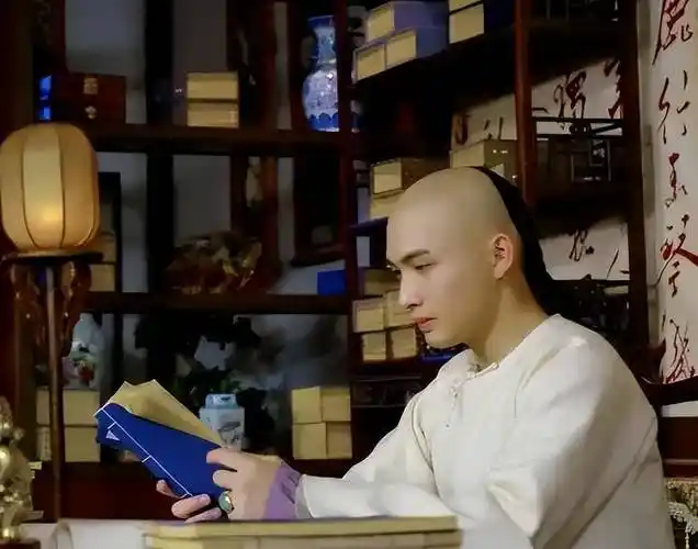 首次挑战清宫造型,当去掉发型修饰后,张彬彬五官的优势完全展露出来