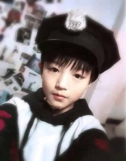 王俊凯童年照公开,五官清秀浓眉大眼呆萌可爱,果然是从小帅到大