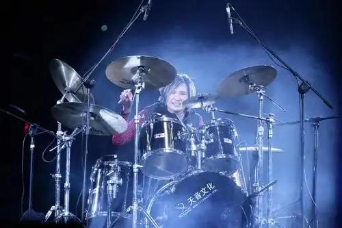 叶世荣奋力打鼓