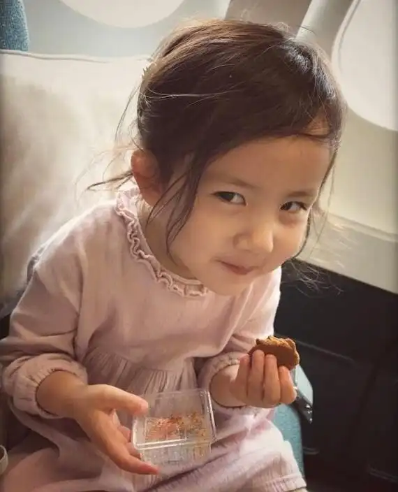 黄磊二女儿多妹变美了,活泼好动机灵有心机,还是一枚超级小吃货