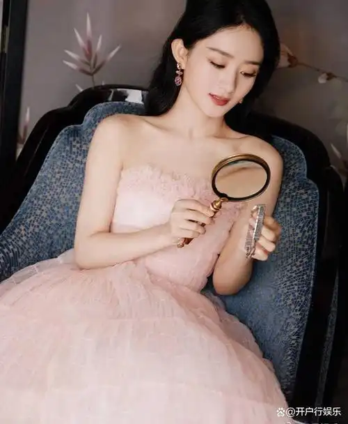 赵丽颖作为一位时下炙手可热的女演员,秉承着自己的独特魅力和优秀