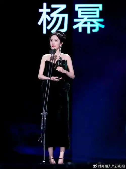 穿斜肩羽毛裙温柔得像二十岁,超惊艳|杨幂|斜肩|羽毛裙_新浪新闻