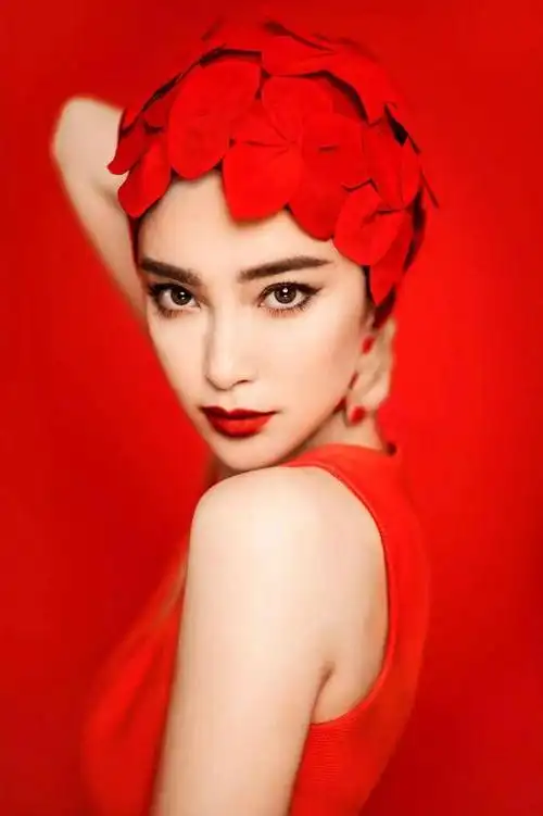 李冰冰最新杂志造型,一身红色套装,虽不"丰满",却充满曲线感