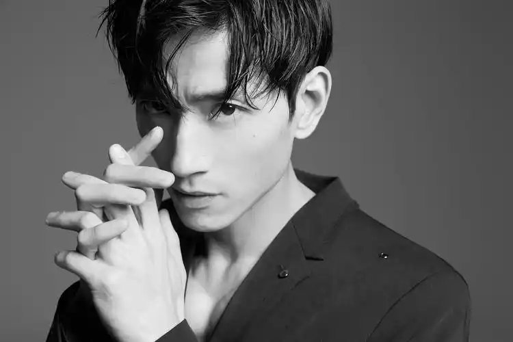 张峻宁晒健身房运动照 秀八块腹肌好身材