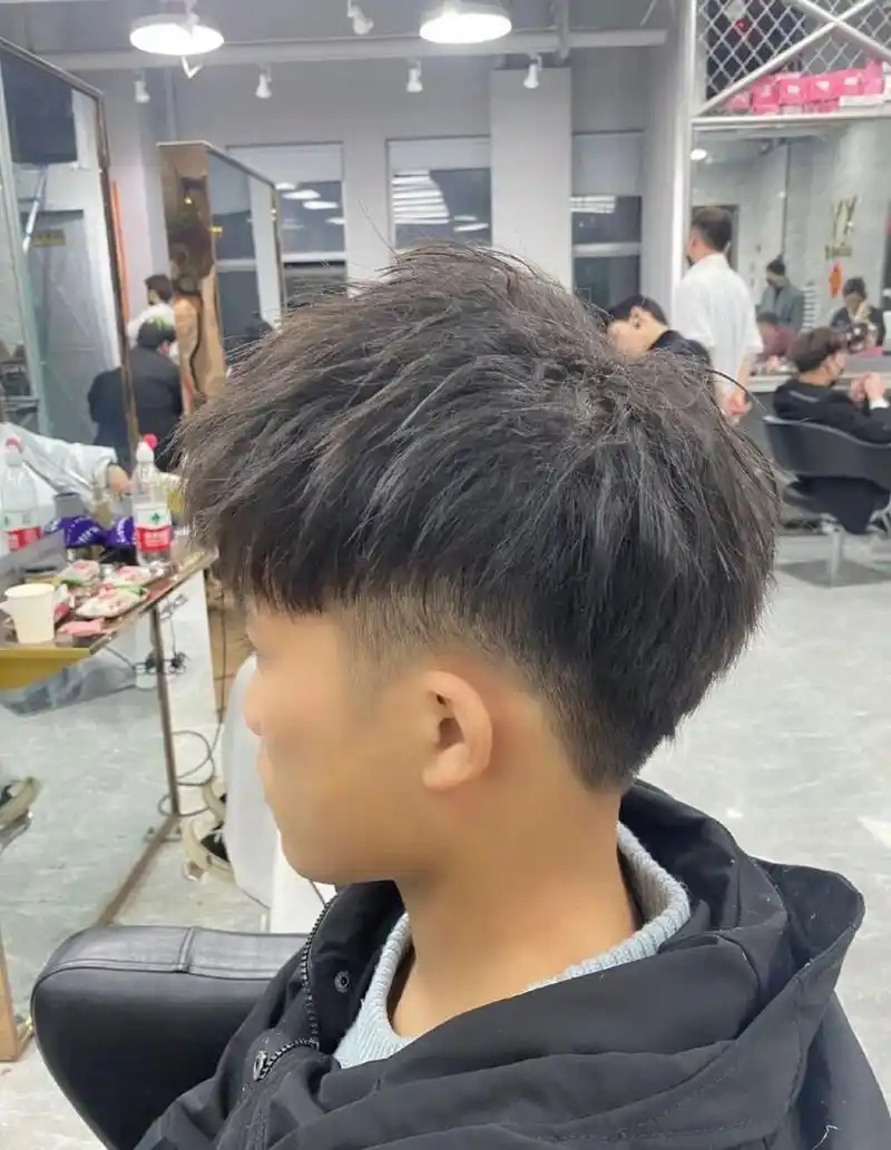 男士烟花烫,碎盖好打理出门,帅气一整天.