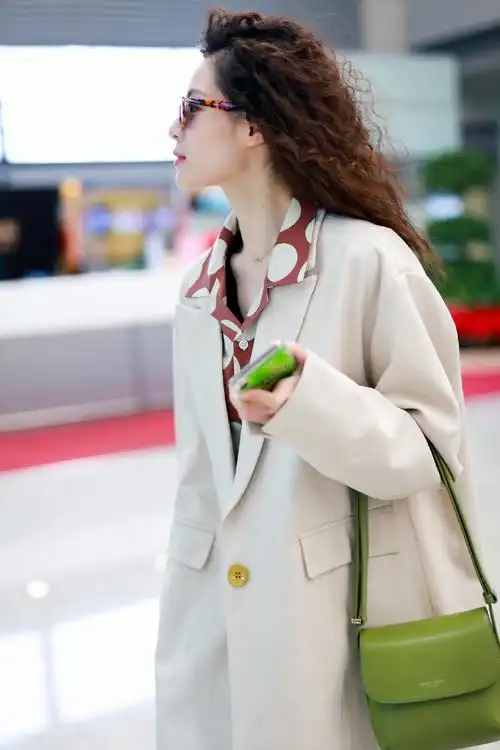 钟楚曦泡面头机场私服街拍图片,分享一组钟楚曦图片给大家,图中的明星